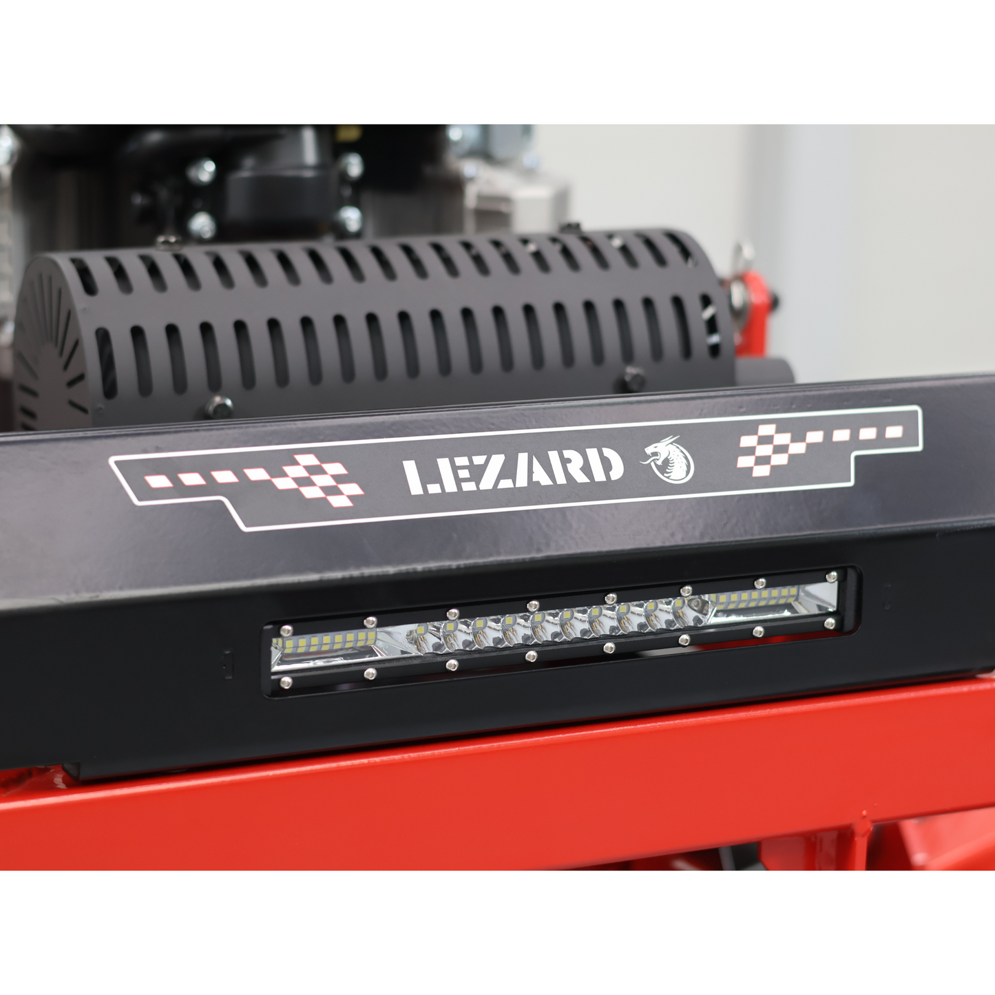 Tondeuse autoportée à conducteur debout Lezard S127 Loncin 24CV 127cm rayon de braquage zéro professionnelle municipalle