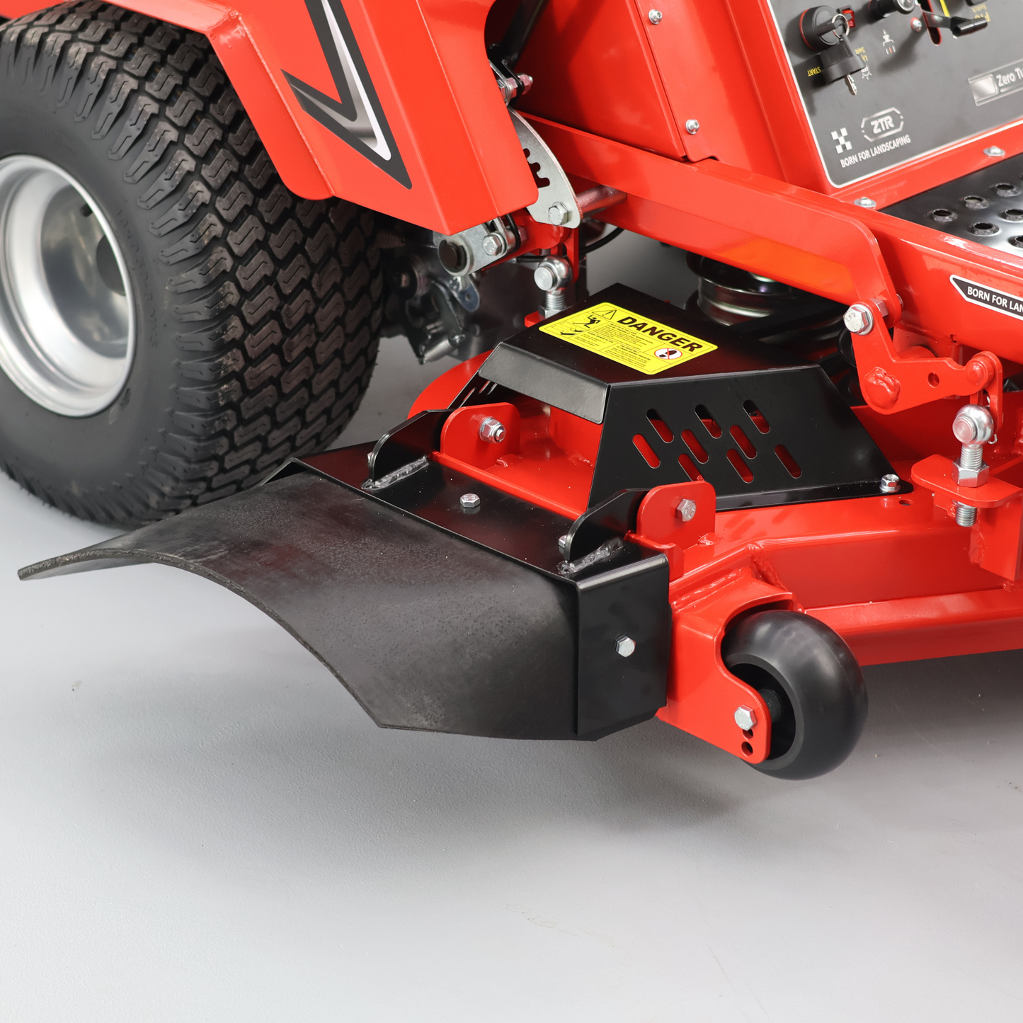 Tracteur tondeuse à rayon de braquage zéro LEZARD Z107PRO Briggs&Stratton 27CV 810cc 107cm zero turn