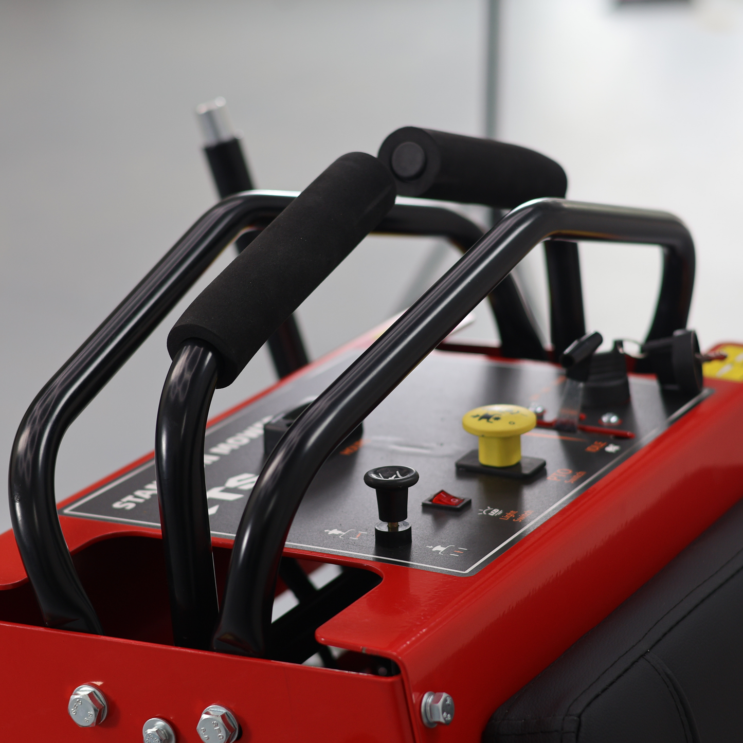 Stand on LEZARD S127 Briggs&Stratton 27KM 810cc 127cm conducteur debout rayon de braquage zéro professionnel municipal